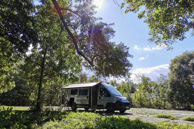Wohnmobilstellplatz An der Koppel zwischen Bäumen in Quedlinburg