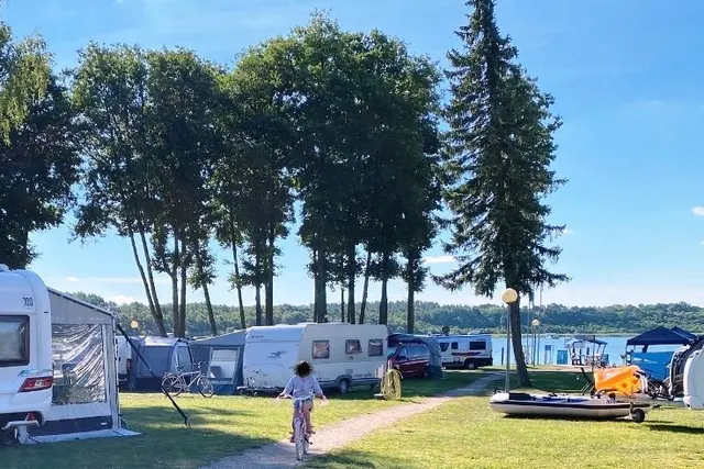 Yachthafen & Campingplatz in Jabel